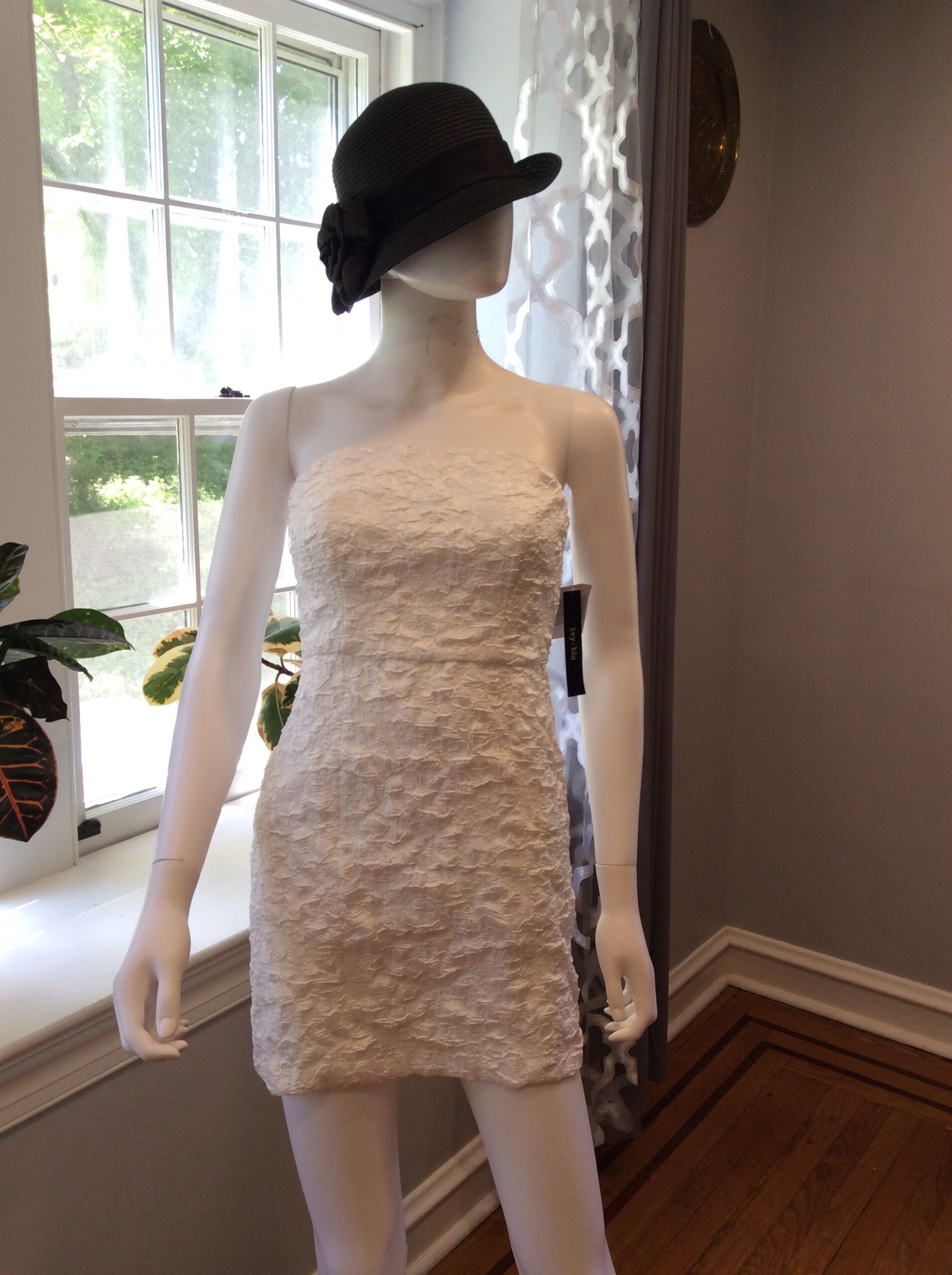 Ivy & Blue Romantic Strapless Textured Mini Dress Size 2