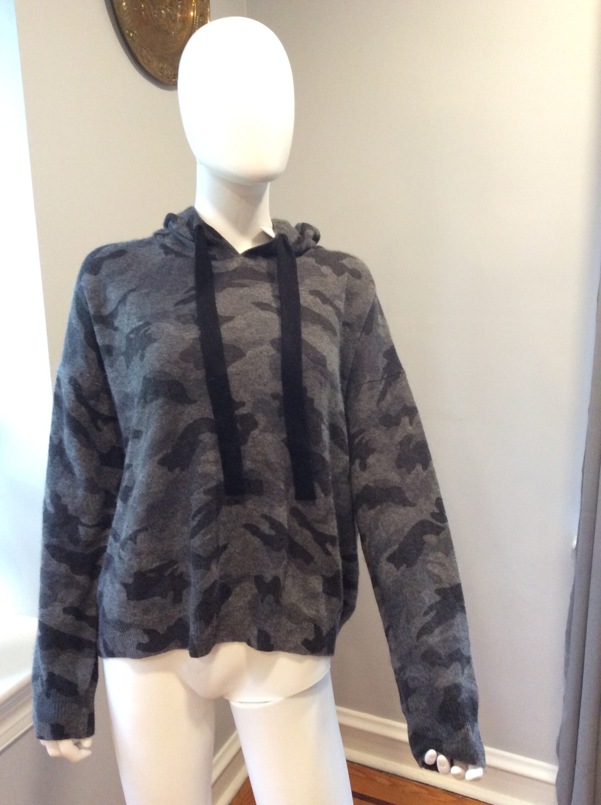 Aqua 100% Cashmere Charcoal Camo Hoodie Size Large - Image 5