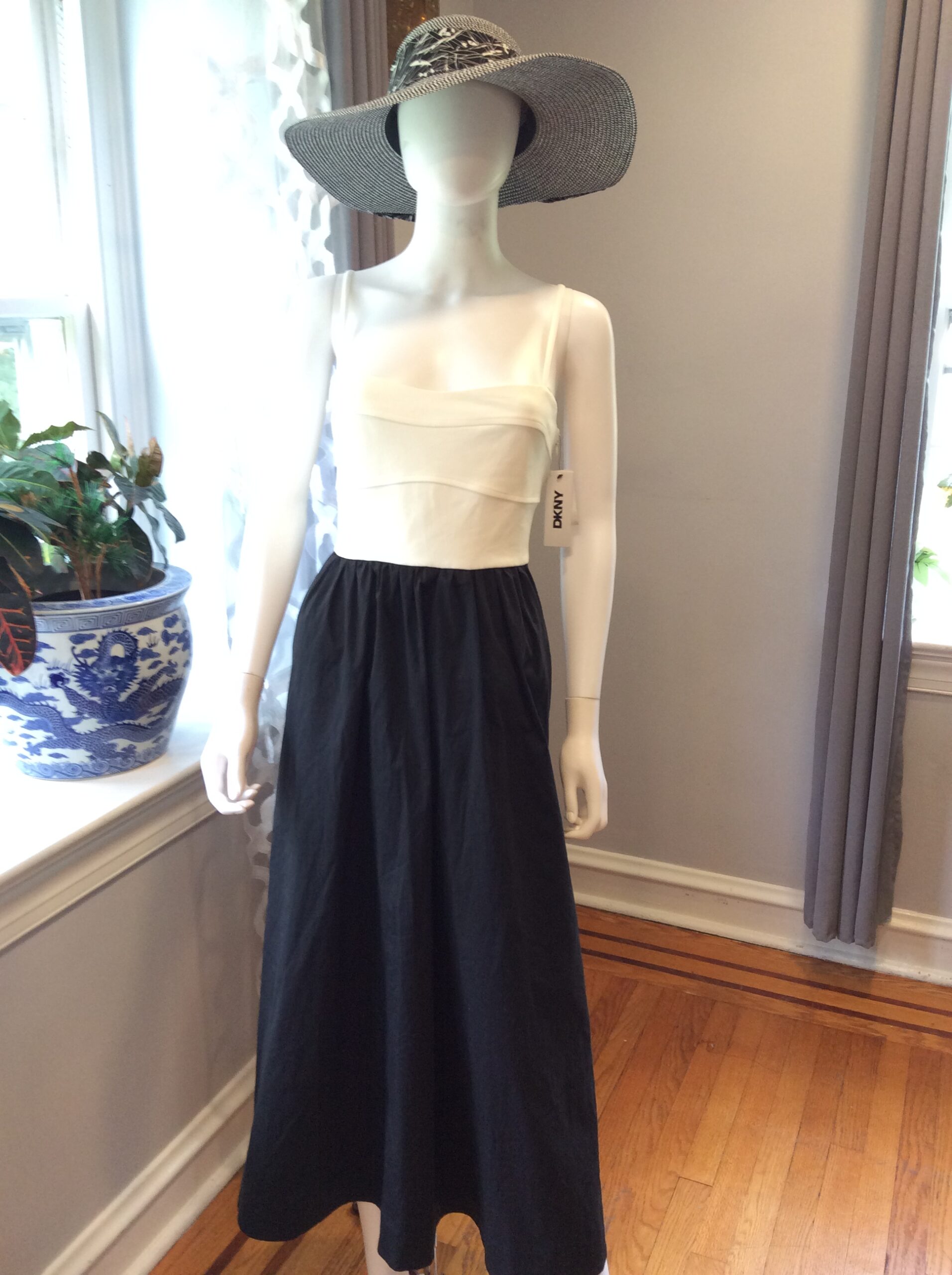 DKNY Size 8 Colorblock Maxi Dress Black White Sleeveless Elegant Designer Dress