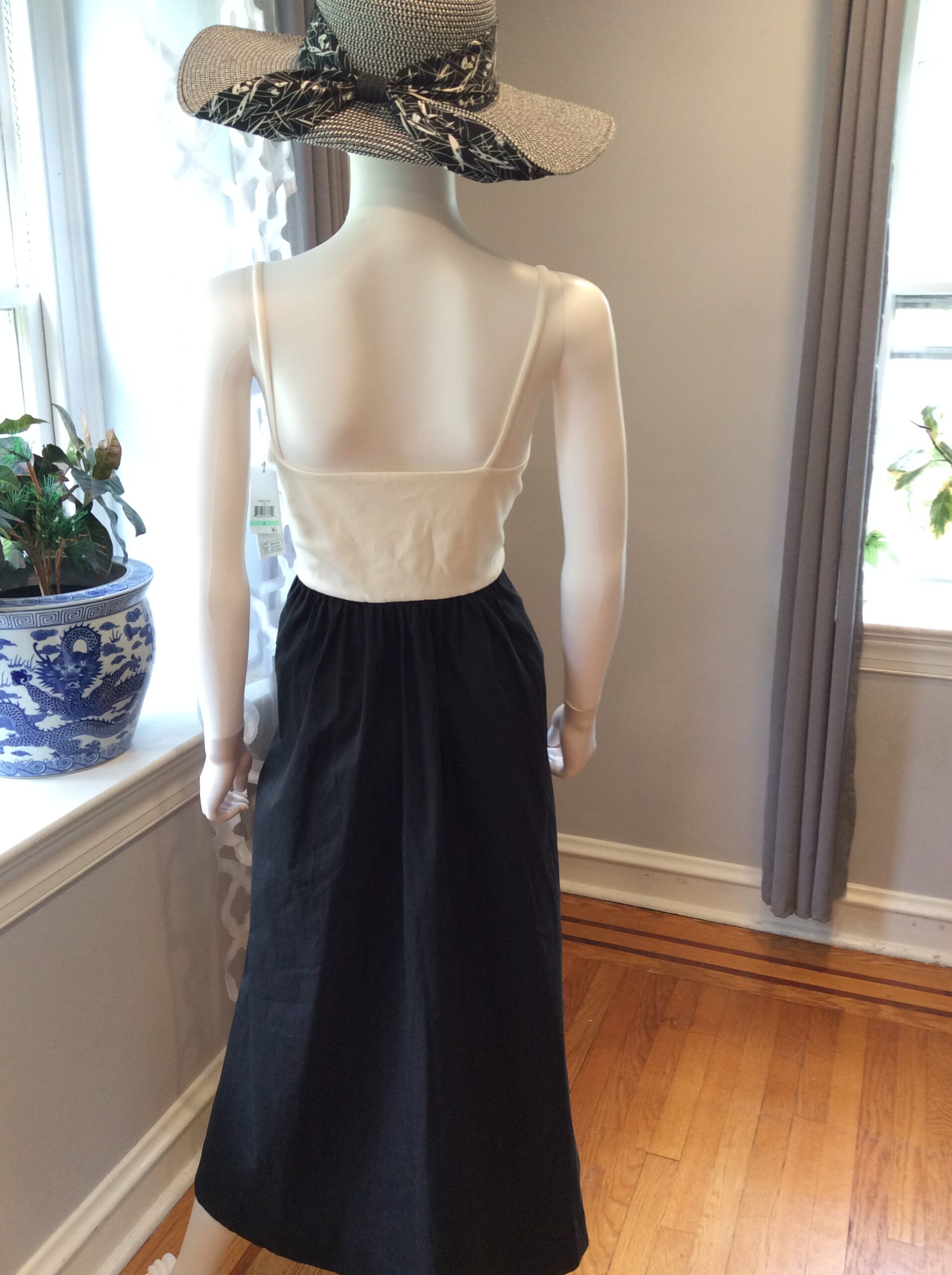 DKNY Size 8 Colorblock Maxi Dress Black White Sleeveless Elegant Designer Dress - Image 3