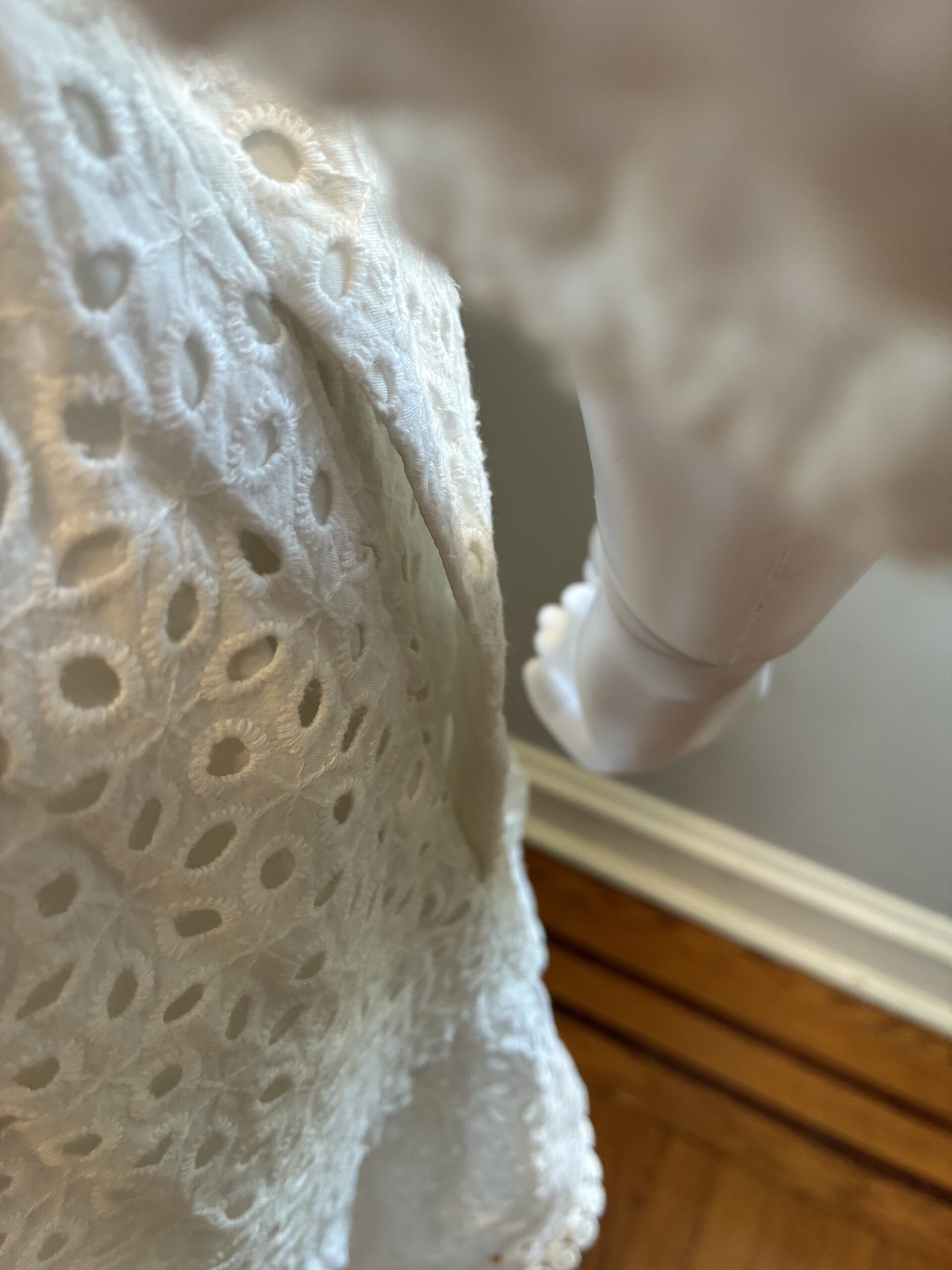 Vince Camuto White Cotton Eyelet Mini Dress V-Neck Tassel Ties Size 8 - Image 4